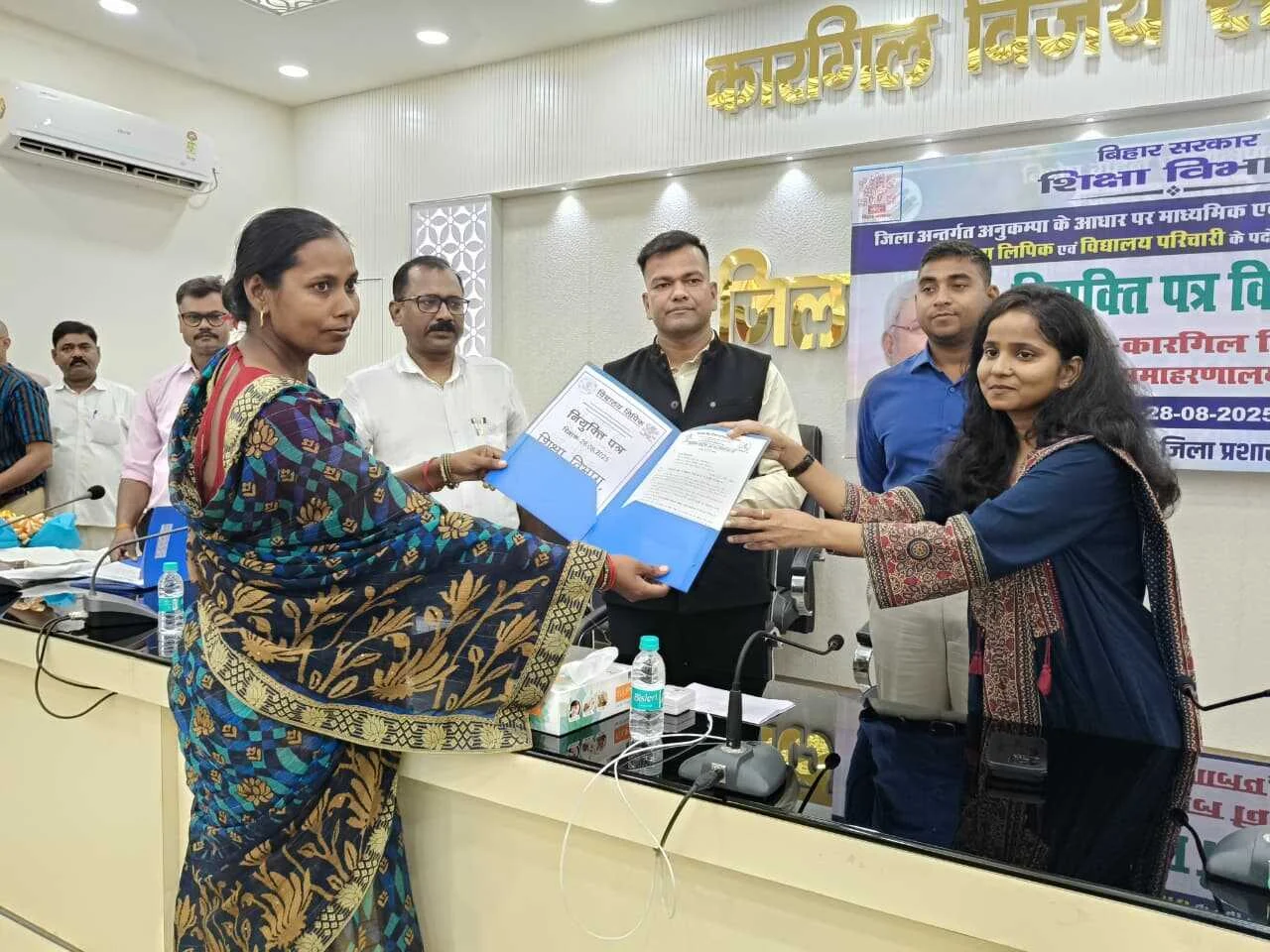 जिला पदाधिकारी बेगूसराय तुषार सिंगला ने कुल 115 अनुकम्पा अभ्यर्थियों को नियुक्ति पत्र का किया वितरण 2