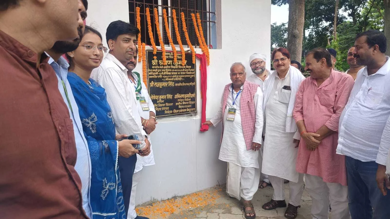 बेगूसराय के मटिहानी में जीविका भवन का उद्घाटन ग्रामीण विकास मंत्री श्रवण कुमार ने फीता काटकर किया 3