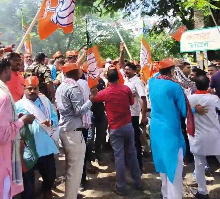 बेगूसराय में बीजेपी के कार्यकर्ताओं ने कांग्रेस कार्यालय में घुसकर किया जमकर हंगामा 3