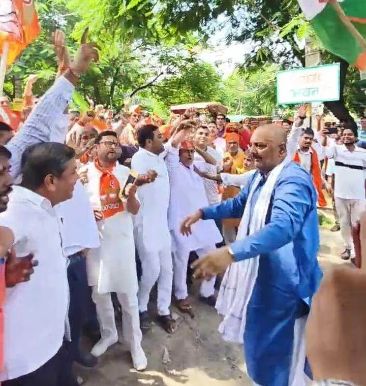 बेगूसराय में बीजेपी के कार्यकर्ताओं ने कांग्रेस कार्यालय में घुसकर किया जमकर हंगामा 4