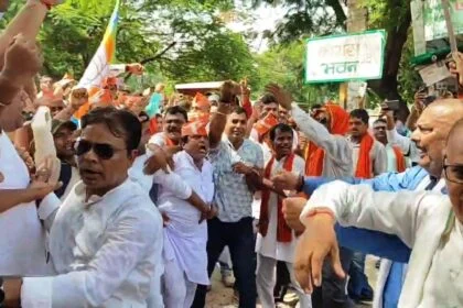 बेगूसराय में बीजेपी के कार्यकर्ताओं ने कांग्रेस कार्यालय में घुसकर किया जमकर हंगामा 24