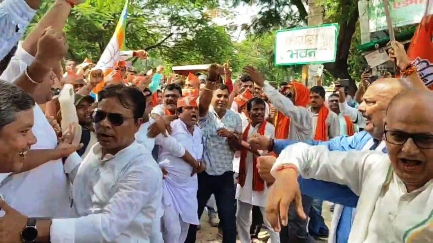 बेगूसराय में बीजेपी के कार्यकर्ताओं ने कांग्रेस कार्यालय में घुसकर किया जमकर हंगामा 1