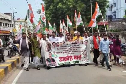 दरभंगा का विवाद पहुंचा कैमूर,कांग्रेस कार्यकर्ताओं ने निकाला आक्रोश मार्च,कांग्रेस कार्यालय में घुसकर बीजेपी कार्यकर्ताओं ने मारपीट व तोड़फोड़ 29