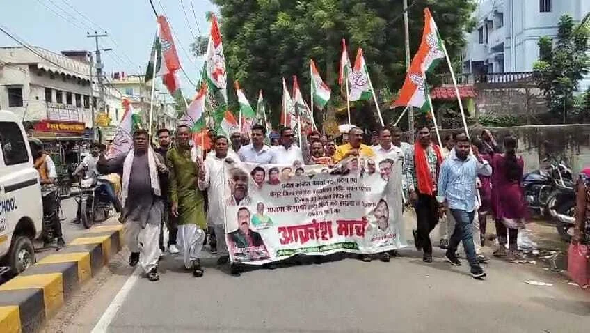 दरभंगा का विवाद पहुंचा कैमूर,कांग्रेस कार्यकर्ताओं ने निकाला आक्रोश मार्च,कांग्रेस कार्यालय में घुसकर बीजेपी कार्यकर्ताओं ने मारपीट व तोड़फोड़ 1