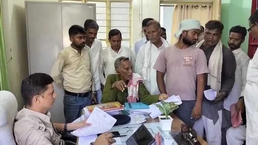 दरभंगा का विवाद पहुंचा कैमूर,कांग्रेस कार्यकर्ताओं ने निकाला आक्रोश मार्च,कांग्रेस कार्यालय में घुसकर बीजेपी कार्यकर्ताओं ने मारपीट व तोड़फोड़ 2