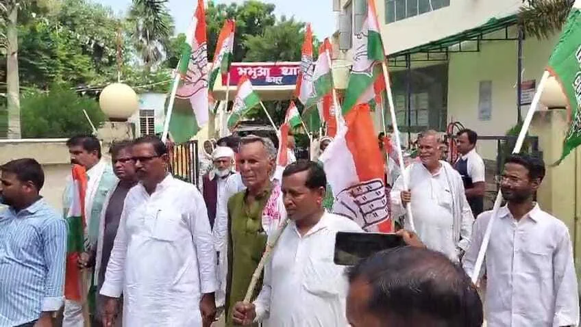 दरभंगा का विवाद पहुंचा कैमूर,कांग्रेस कार्यकर्ताओं ने निकाला आक्रोश मार्च,कांग्रेस कार्यालय में घुसकर बीजेपी कार्यकर्ताओं ने मारपीट व तोड़फोड़ 3