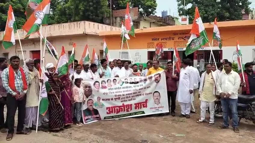 दरभंगा का विवाद पहुंचा कैमूर,कांग्रेस कार्यकर्ताओं ने निकाला आक्रोश मार्च,कांग्रेस कार्यालय में घुसकर बीजेपी कार्यकर्ताओं ने मारपीट व तोड़फोड़ 4