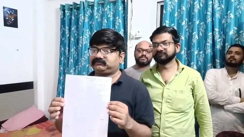 समस्तीपुर: अनुमंडल कार्यालय के कर्मचारी की लापरवाही की शिकायत पीड़ित ने अनुमंडल पदाधिकारी से किया 2