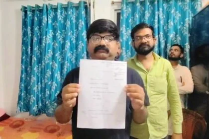 समस्तीपुर: अनुमंडल कार्यालय के कर्मचारी की लापरवाही की शिकायत पीड़ित ने अनुमंडल पदाधिकारी से किया 29