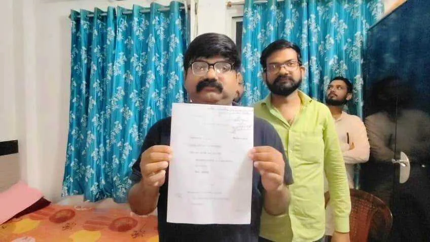 समस्तीपुर: अनुमंडल कार्यालय के कर्मचारी की लापरवाही की शिकायत पीड़ित ने अनुमंडल पदाधिकारी से किया 1