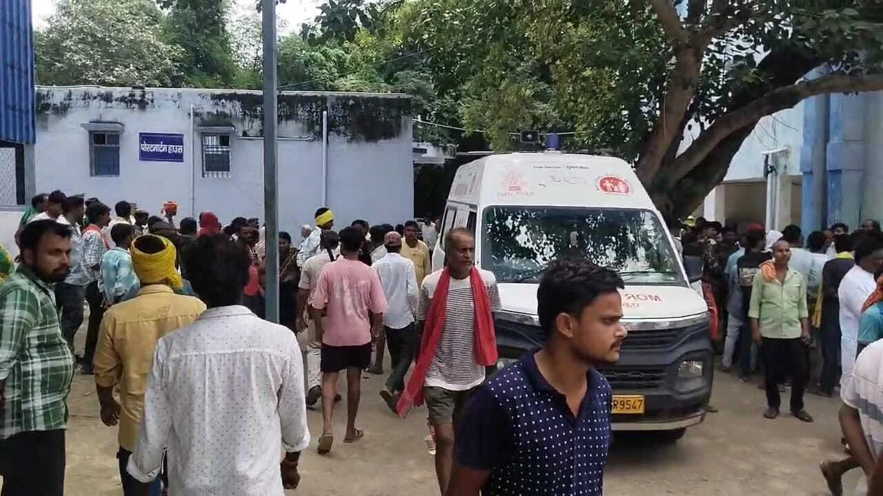 एक दूसरे को बचाने में तालाब में डूबे दो सगे भाइयों की हुई मौत, बुझ गया घर का चिराग 4