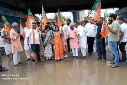 पीएम की मां को गाली देने मामले में एनडीए ने बिहार बंद के आह्वान पर सड़क जाम कर जमकर राहुल गाँधी और तेजस्वी के खिलाफ लगाए नारे 14