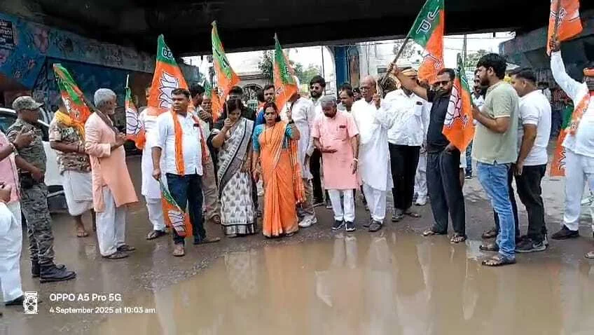 पीएम की मां को गाली देने मामले में एनडीए ने बिहार बंद के आह्वान पर सड़क जाम कर जमकर राहुल गाँधी और तेजस्वी के खिलाफ लगाए नारे 1