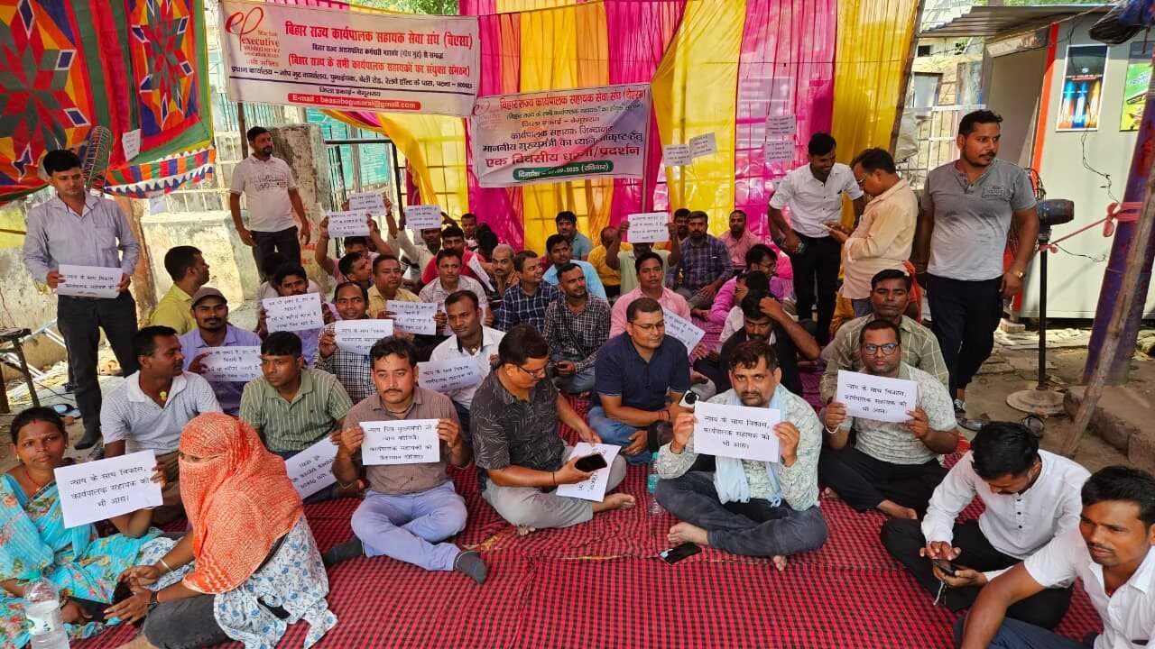 बेगूसराय में 11 सूत्री मांगों को लेकर कार्यपालक सहायकों ने किया प्रदर्शन, फूटा गुस्सा,अपनी मांगों के समर्थन में की नारेबाजी 4