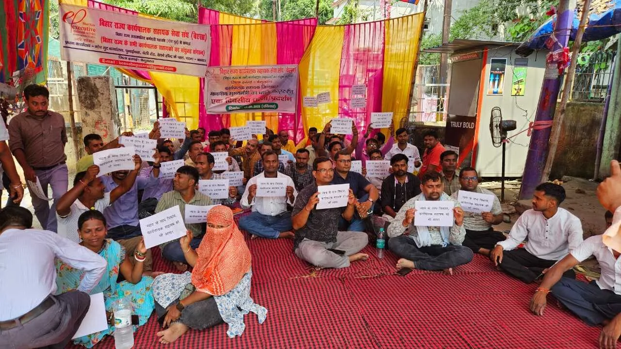 बेगूसराय में 11 सूत्री मांगों को लेकर कार्यपालक सहायकों ने किया प्रदर्शन, फूटा गुस्सा,अपनी मांगों के समर्थन में की नारेबाजी 5