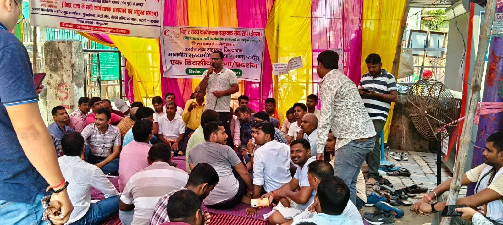 बेगूसराय में 11 सूत्री मांगों को लेकर कार्यपालक सहायकों ने किया प्रदर्शन, फूटा गुस्सा,अपनी मांगों के समर्थन में की नारेबाजी 3