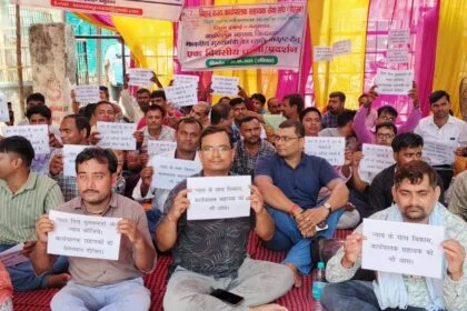 बेगूसराय में 11 सूत्री मांगों को लेकर कार्यपालक सहायकों ने किया प्रदर्शन, फूटा गुस्सा,अपनी मांगों के समर्थन में की नारेबाजी 10