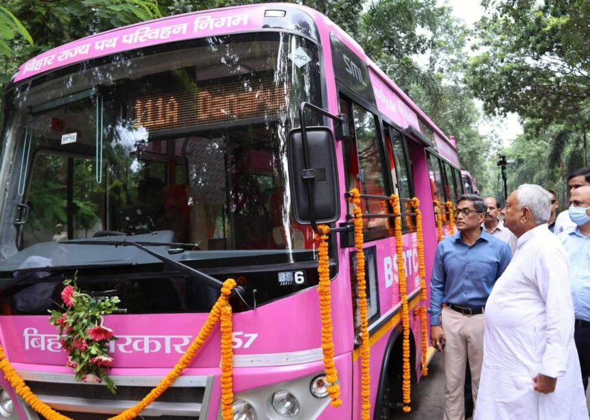 महिलाओं के सुगम यात्रा के लिए सीएम ने 80 पिंक बसों को दिखाई हरी झंडी, BSRTC की बसों में... 1