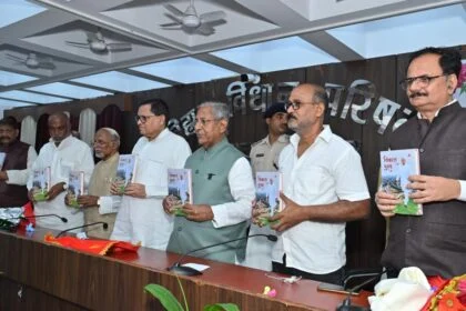 CM नीतीश के विकास कार्यों पर आधारित किताब का लोकार्पण 2