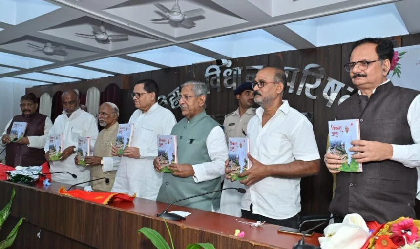 CM नीतीश के विकास कार्यों पर आधारित किताब का लोकार्पण 1