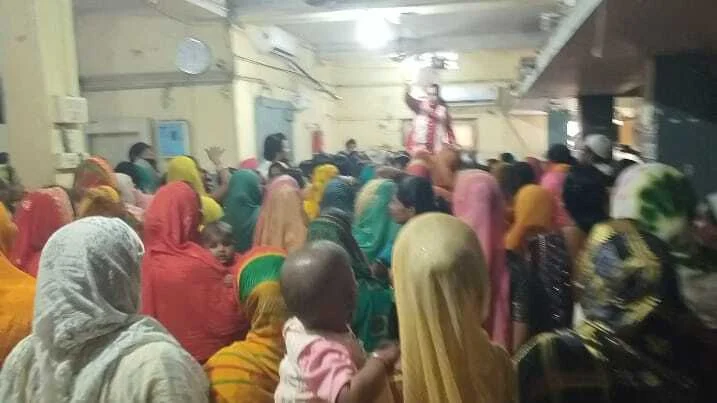 वीरपुर में यूको बैंक की कुव्यवस्था से परेशान खाताधारको ने बैंक में ताला लगाकर बैंक कर्मीयों को बनाया बंधक  2