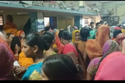 वीरपुर में यूको बैंक की कुव्यवस्था से परेशान खाताधारको ने बैंक में ताला लगाकर बैंक कर्मीयों को बनाया बंधक  27