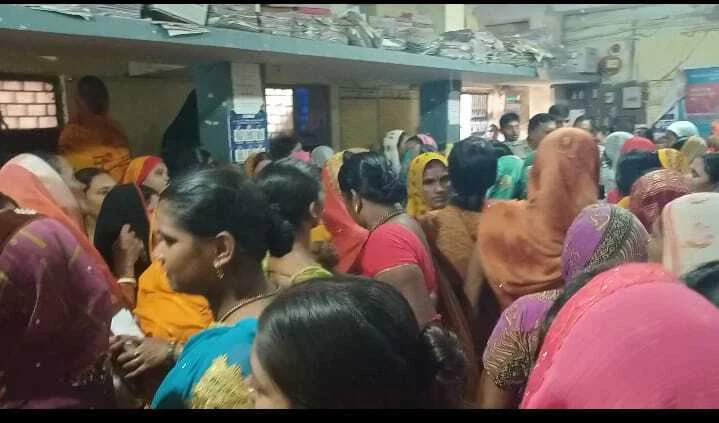 वीरपुर में यूको बैंक की कुव्यवस्था से परेशान खाताधारको ने बैंक में ताला लगाकर बैंक कर्मीयों को बनाया बंधक  1