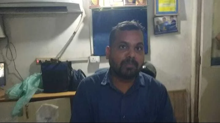 वीरपुर में यूको बैंक की कुव्यवस्था से परेशान खाताधारको ने बैंक में ताला लगाकर बैंक कर्मीयों को बनाया बंधक  4