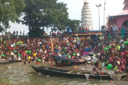 बेगूसराय के प्रमुख सिमरिया एवं झमटीया गंगा घाटों पर कलश स्थापना को लेकर गंगा जल के लिए श्रद्धालुओं की जुटी भारी भीड़  20