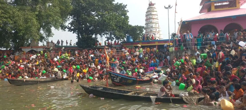बेगूसराय के प्रमुख सिमरिया एवं झमटीया गंगा घाटों पर कलश स्थापना को लेकर गंगा जल के लिए श्रद्धालुओं की जुटी भारी भीड़  1