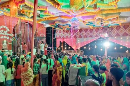 भगवानपुर प्रखंड के जय बाबा ठाकुर नवदुर्गा पुजा समिति मोख्तियारपुर के प्रांगण में आरती के दौरान उमड़ी श्रद्धालुओ की भीड़  31