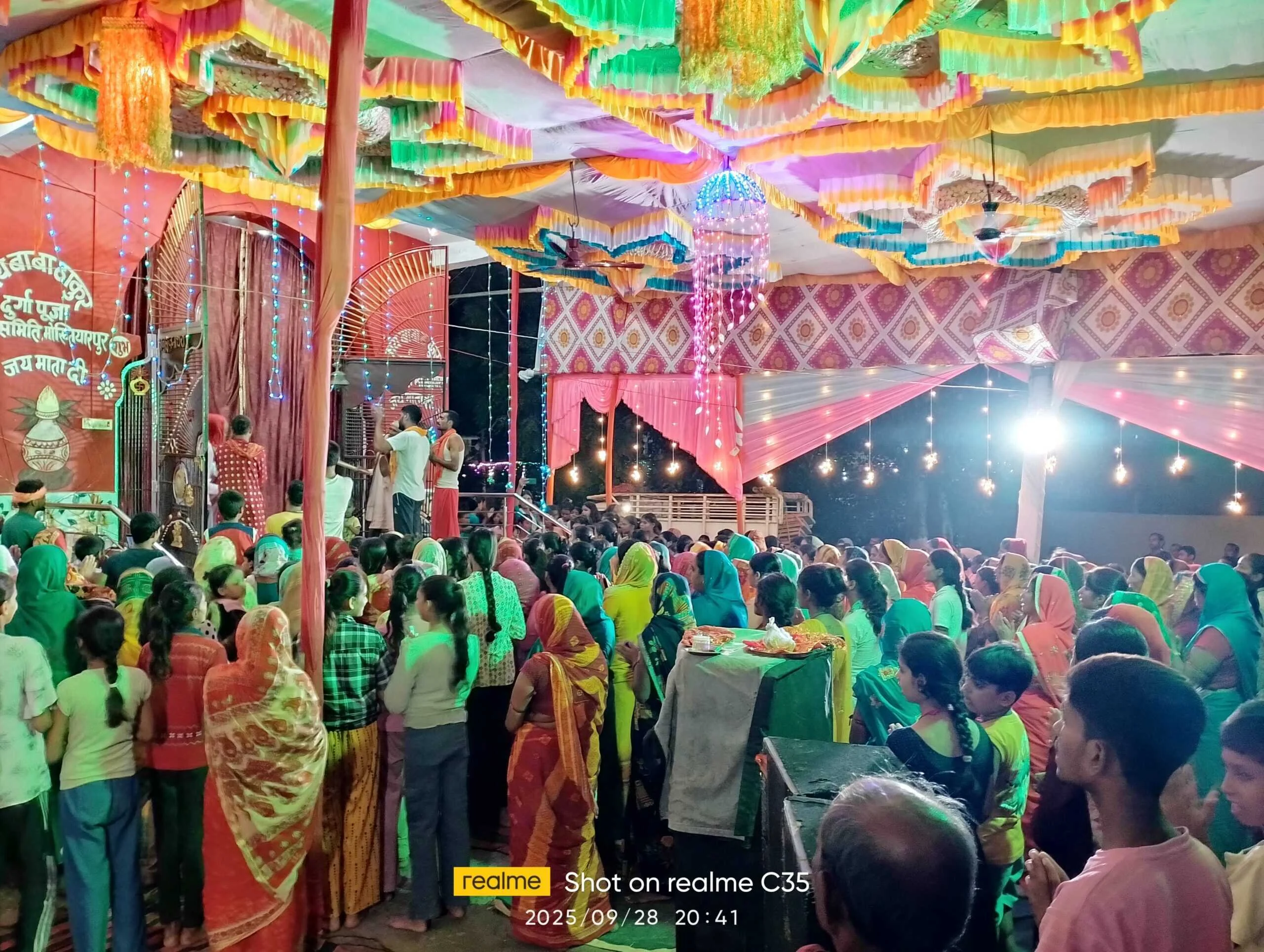 भगवानपुर प्रखंड के जय बाबा ठाकुर नवदुर्गा पुजा समिति मोख्तियारपुर के प्रांगण में आरती के दौरान उमड़ी श्रद्धालुओ की भीड़  2