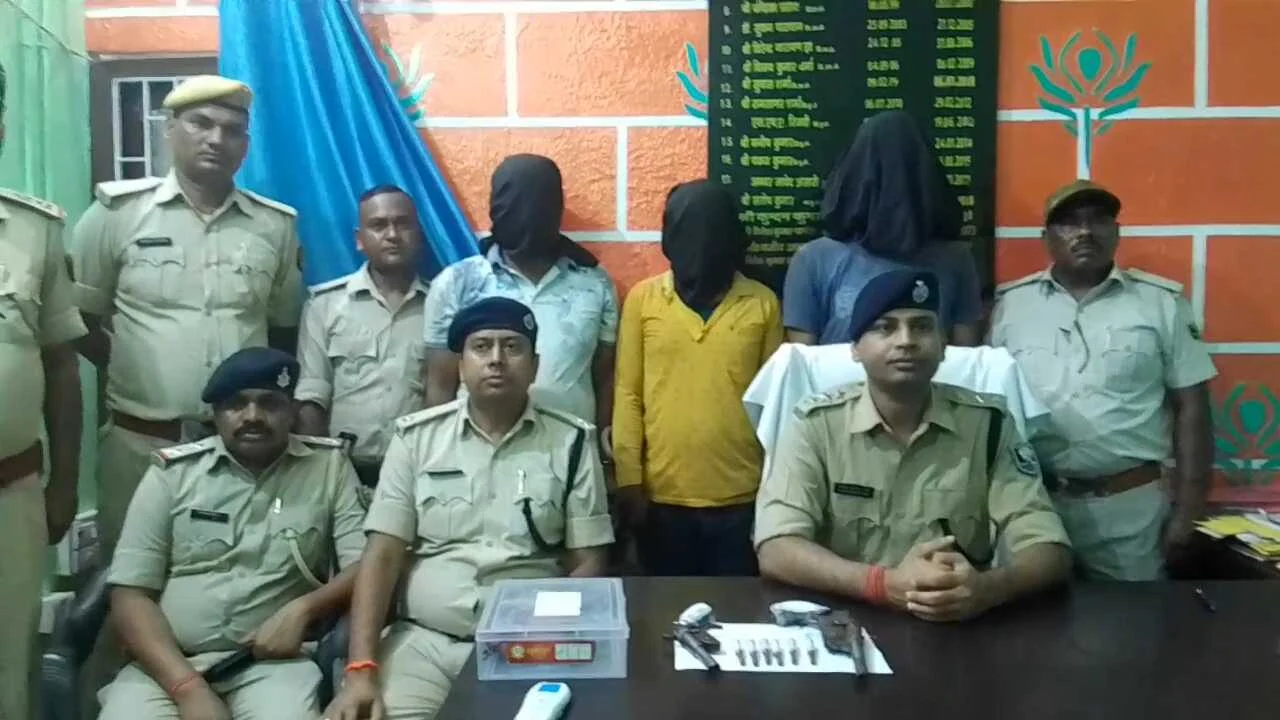 समस्तीपुर: विक्रम गिरी हत्या कांड का पुलिस ने किया उद्भेदन , एक बाइक, दो देशी कट्टा, छह जिंदा कारतूस के साथ तीन बदमाश गिरफ्तार 2