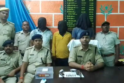 समस्तीपुर: विक्रम गिरी हत्या कांड का पुलिस ने किया उद्भेदन , एक बाइक, दो देशी कट्टा, छह जिंदा कारतूस के साथ तीन बदमाश गिरफ्तार 16