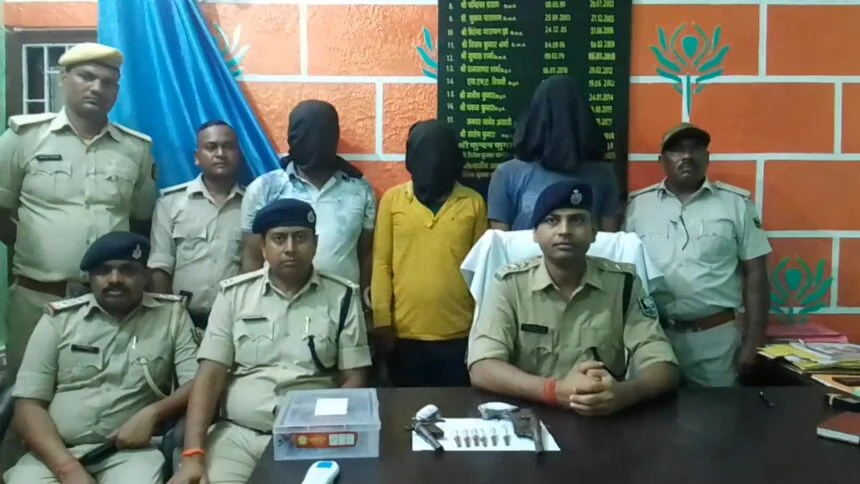 समस्तीपुर: विक्रम गिरी हत्या कांड का पुलिस ने किया उद्भेदन , एक बाइक, दो देशी कट्टा, छह जिंदा कारतूस के साथ तीन बदमाश गिरफ्तार 1