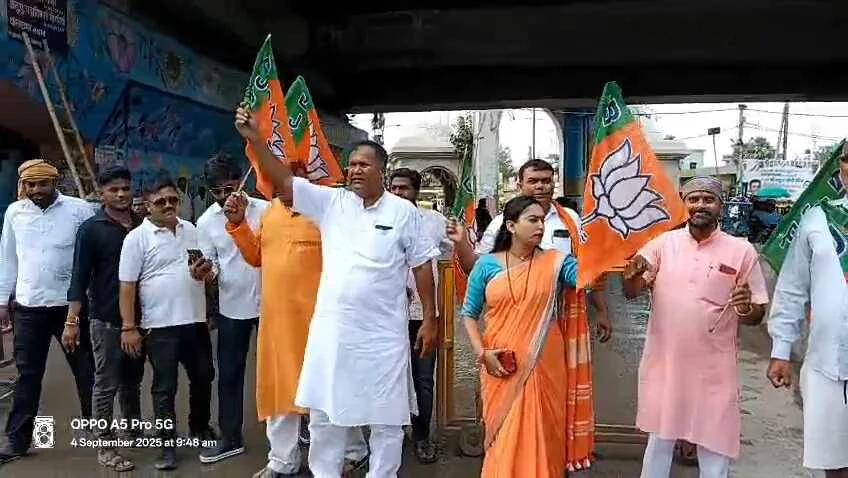 पीएम की मां को गाली देने मामले में एनडीए ने बिहार बंद के आह्वान पर सड़क जाम कर जमकर राहुल गाँधी और तेजस्वी के खिलाफ लगाए नारे 2