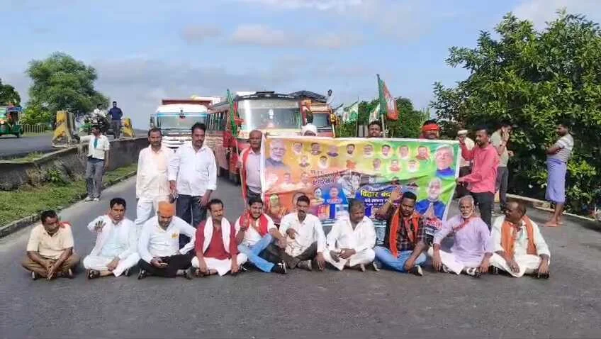 पीएम की मां को गाली देने मामले में एनडीए ने बिहार बंद के आह्वान पर सड़क जाम कर जमकर राहुल गाँधी और तेजस्वी के खिलाफ लगाए नारे 3