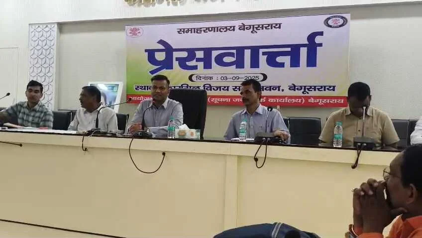 बेगूसराय मे जिला पदाधिकारी तुषार सिंगला द्वारा समाहरणालय स्थित कारगिल विजय भवन में एक प्रेस वार्ता का आयोजन 2