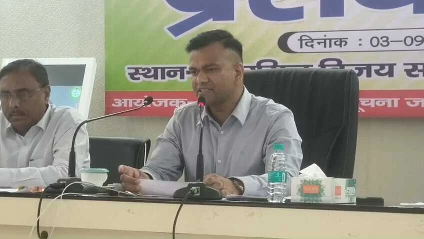 बेगूसराय मे जिला पदाधिकारी तुषार सिंगला द्वारा समाहरणालय स्थित कारगिल विजय भवन में एक प्रेस वार्ता का आयोजन 1