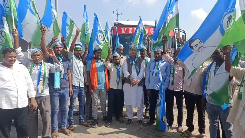 नालंदा: पटना में संवैधानिक अधिकार रैली के लिए नालंदा से कार्यकर्ताओं का जत्था हुआ रवाना  1