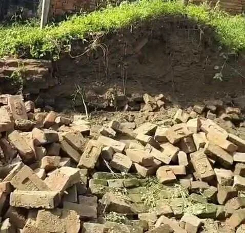 बेगूसराय में ठाकुरबारी की दीवार गिरने से  दबकर एक व्यक्ति की दर्दनाक मौत, परिजनों में मचा कोहराम 2