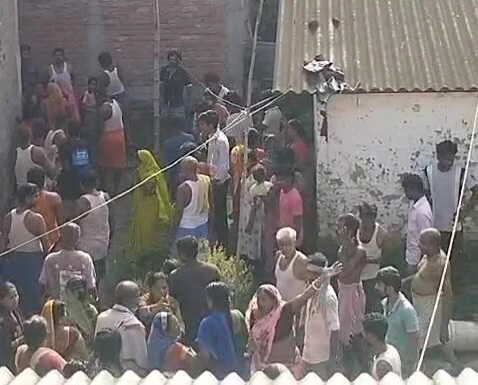 बेगूसराय में ठाकुरबारी की दीवार गिरने से  दबकर एक व्यक्ति की दर्दनाक मौत, परिजनों में मचा कोहराम 3
