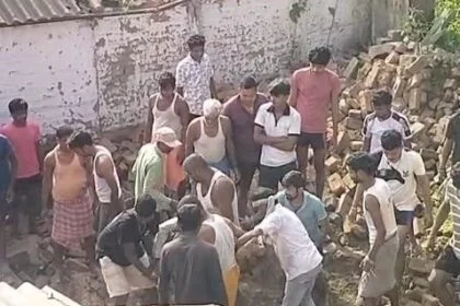 बेगूसराय में ठाकुरबारी की दीवार गिरने से  दबकर एक व्यक्ति की दर्दनाक मौत, परिजनों में मचा कोहराम 19