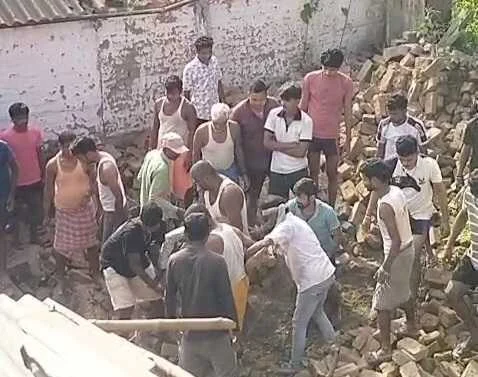 बेगूसराय में ठाकुरबारी की दीवार गिरने से  दबकर एक व्यक्ति की दर्दनाक मौत, परिजनों में मचा कोहराम 1
