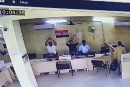 नालंदा: श्रीराम फाइनेंस कंपनी के कार्यालय में बदमाशों ने लूटपाट का किया प्रयास, विरोध करने पर कर्मियों की पिटाई 17