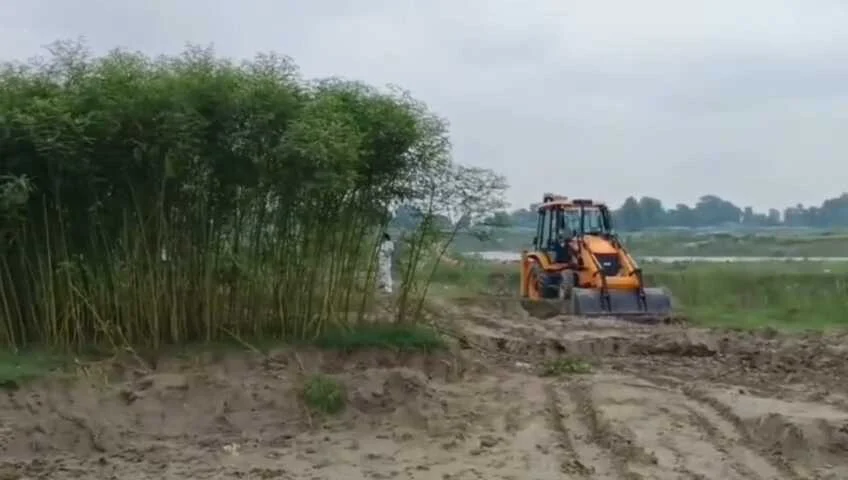 समस्तीपुर: बूढ़ी गंडक नदी से अवैध बालू खनन जारी, प्रशासन मौन,खानपुर थाना छेत्र में बालू माफियाओं का बोलबाला 3