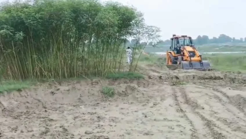 समस्तीपुर: बूढ़ी गंडक नदी से अवैध बालू खनन जारी, प्रशासन मौन,खानपुर थाना छेत्र में बालू माफियाओं का बोलबाला 1