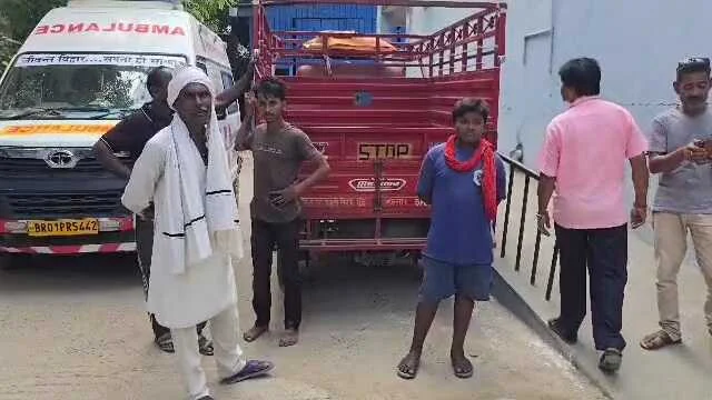 बेगूसराय में तेज रफ्तार मोटरसाइकिल सवार युवक ने साइकिल सवार मां और पुत्र को कुचला, मां की हुई मौत, पुत्र घायल 3