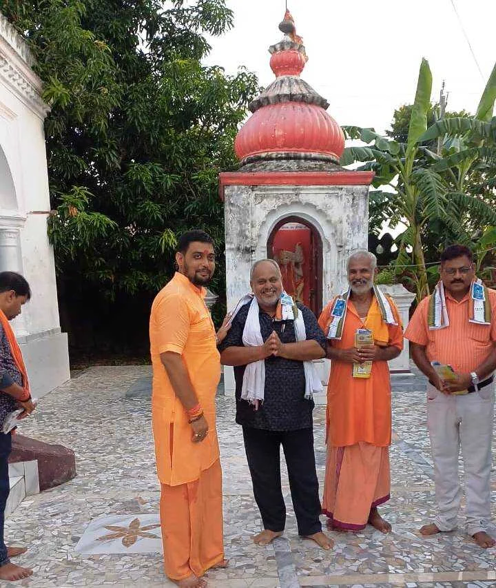 तेघड़ा में त्रैमासिक पत्रिका "सजग प्रहरी" का हुआ लोकार्पण,महंत प्रणव भारती,डॉ सचिदानंद पाठक व राकेश कुमार महंत थे मौजूद 2