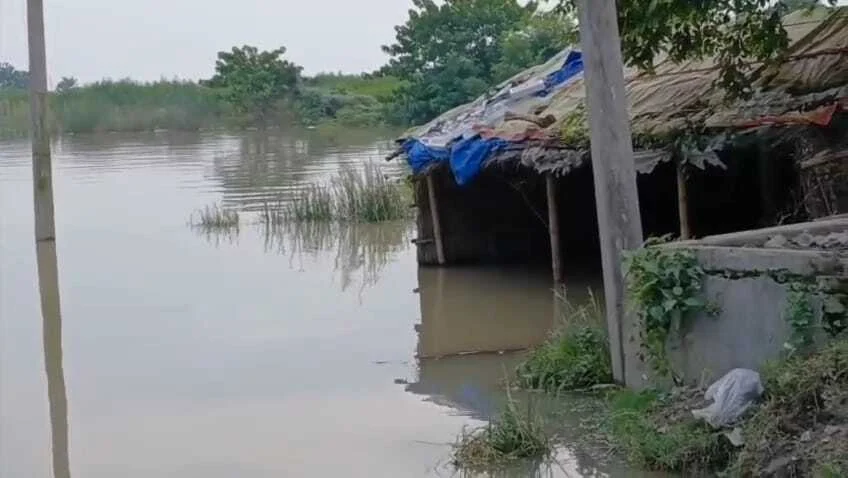बेगूसराय में गंगा के जलस्तर में लगातार वृद्धि होने से दियारे के लोगों में दहशत का माहौल 2